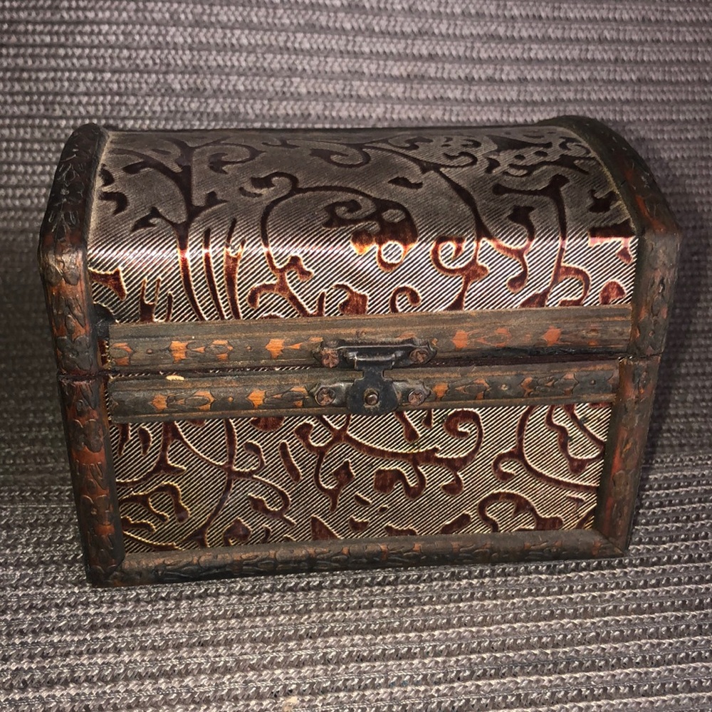 **SOLD** Adorable Vintage Style “Treasure” Box